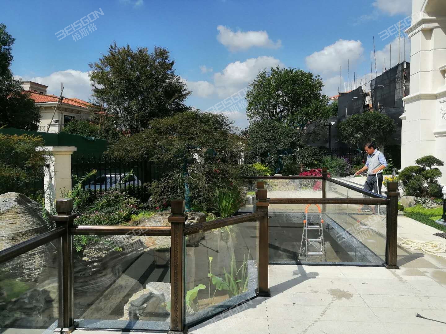 泓冠客户华球在线登录玻璃护栏案例